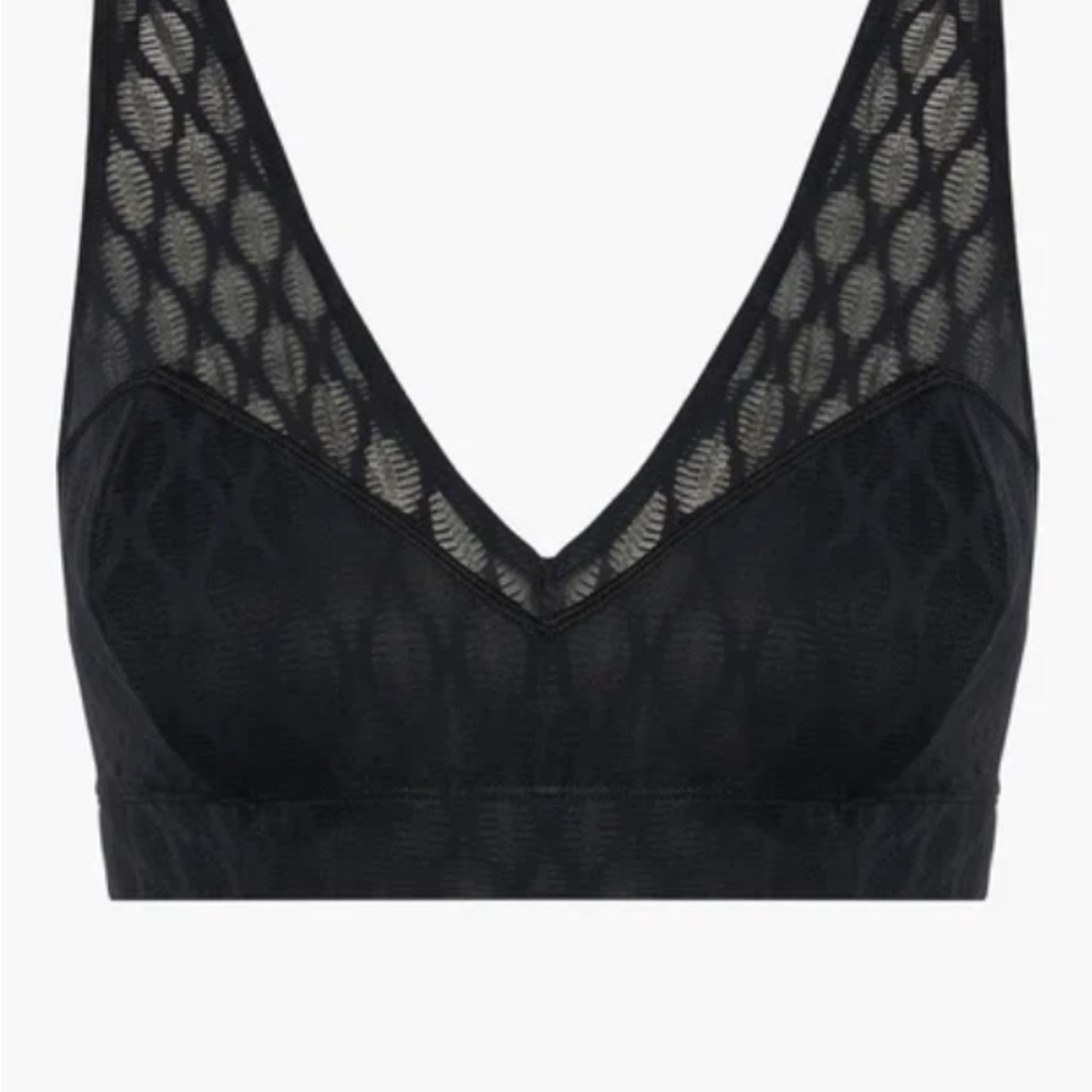 Black Sports Bra: Savage x Fenty